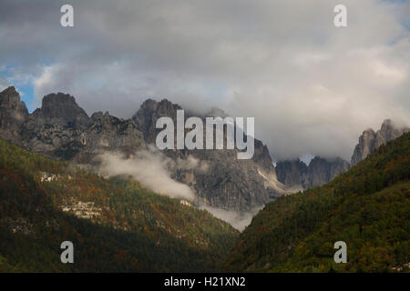L'EUROPE, ITALIE, province du Trentin, Molveno, vue sur les Dolomites Banque D'Images