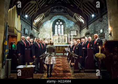 Chant choral à un mariage en Église Gelligaer Caerphilly South Wales UK Banque D'Images