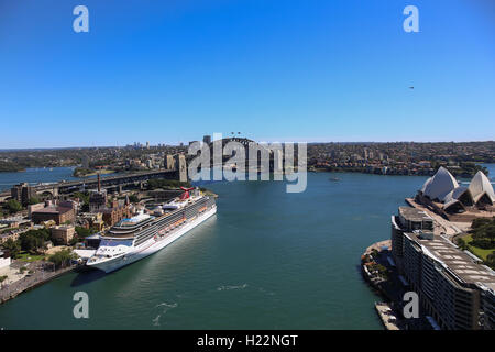Vue aérienne du navire de croisière de luxe le Carnival Spirit accosté au terminal passagers d'outre-mer Sydney Circular Quay Banque D'Images