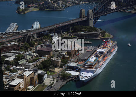 Vue aérienne du navire de croisière Carnival Spirit accosté au terminal passagers d'outre-mer Sydney NSW Australie Banque D'Images