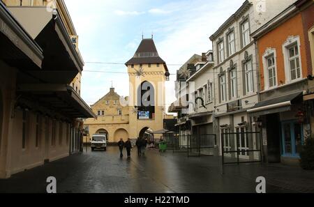Cafés bars et boutiques sur Grotestraat Centrum dans la ville de marché de Valkenburg South Holland Limburg Pays-Bas NL 2016 Banque D'Images