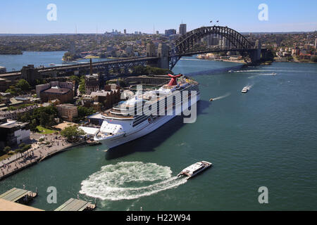 Navire de croisière de luxe le Carnival Spirit accosté au terminal passagers d'outre-mer Australie Sydney Circular Quay Banque D'Images