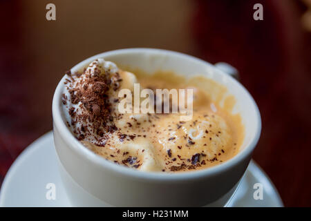 Une tasse de café sur la table en bois. café avec un ice creame et de chocolat râpé. Vue d'en haut Banque D'Images