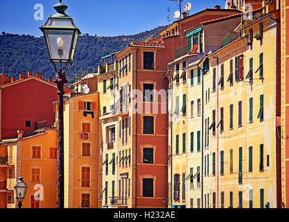 Maisons peintes style ligurien à Camogli, pictorial fisher village sur le golfe de Tigullio, près de Gênes, Italie Banque D'Images