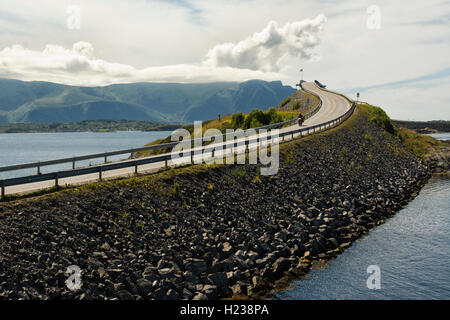 L'EUROPE, LA NORVÈGE, Møre og omsdal, comté, district de Nordmøre Kristiansund[krɪstjɑnˈsʉn], Atlantic Road, 'Road to nowhere' Banque D'Images