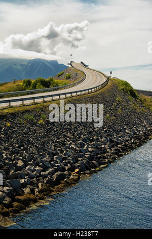 L'EUROPE, LA NORVÈGE, Møre og omsdal, comté, district de Nordmøre Kristiansund[krɪstjɑnˈsʉn], Atlantic Road, 'Road to nowhere' Banque D'Images