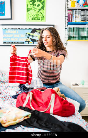 Teenage girl préparer une valise. Banque D'Images