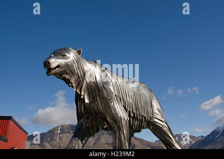 L'EUROPE, LA NORVÈGE, Svalbard (Spitzberg), Longyearbyen, polar bear statue en métal Banque D'Images