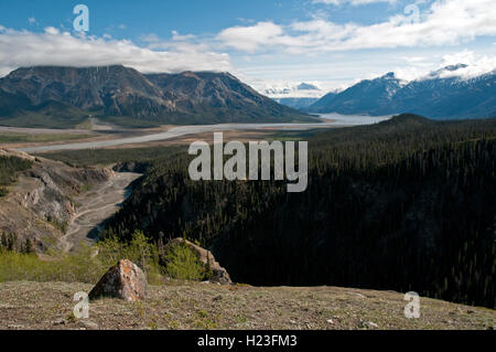 Une vue de la Misty montagnes St. et la vallée de la rivière Slims dans la réserve de parc national Kluane, Yukon, Canada. Banque D'Images