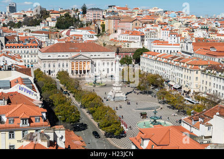 Vue sur centre historique, statue du Roi Pedro IV sur la place Rossio, le Théâtre National, la Baixa, Lisbonne, Portugal Banque D'Images