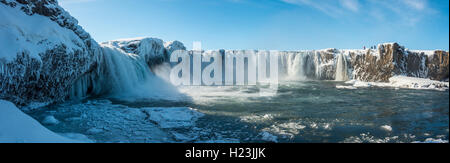 Cascade Goðafoss en hiver avec de la neige et de la glace, Région Nord-Ouest, l'Islande Banque D'Images