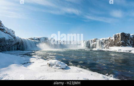 Chute d'Góðafoss en hiver avec de la neige et de la glace, Région Nord-Ouest, l'Islande Banque D'Images