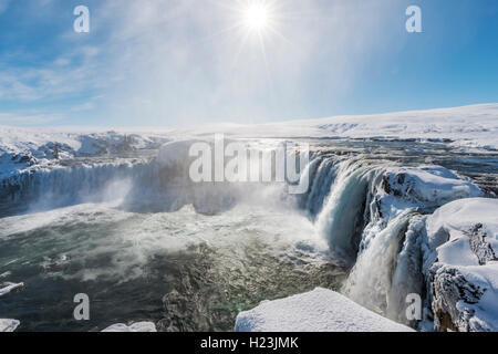 Cascade Goðafoss en hiver avec de la neige et de la glace, Région Nord-Ouest, l'Islande Banque D'Images