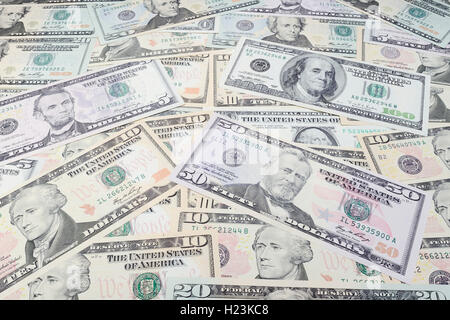 Divers US dollar bills dans une pile Banque D'Images