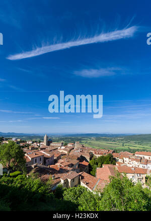 Vue sur la vallée en direction de maisons, Massa Marittima, Toscane, Italie Banque D'Images