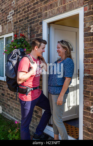 Un jeune homme dit au revoir à sa mère d'aller voyager, Sussex, UK Banque D'Images