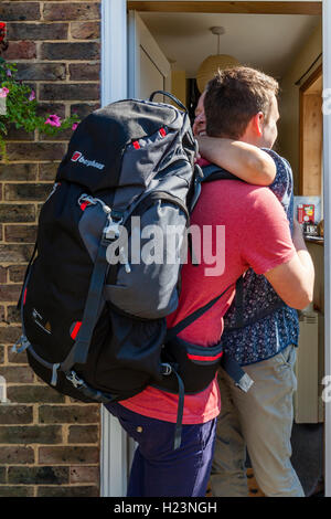 Un jeune homme dit au revoir à sa mère d'aller voyager, Sussex, UK Banque D'Images