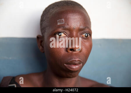 Hôpital Ribaue, Ribaue, province de Nampula, Mozambique, Août 2015 : . Laurinda de Diago Lalaua bilatéral a la cataracte. Elle a été diagnostiqué avec des cataractes bilatérales par l'équipe de sensibilisation de Nampula et Ribaue. Elle aura son cataratcs enlevé à Ribaue Hôpital. Ce projet est soutenu par Sightsavers. Photo de Mike Goldwater Banque D'Images