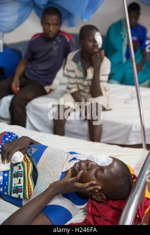 Hôpital Ribaue, Ribaue, province de Nampula, Mozambique, août 2015. Laurinda Diago se reposant après sa première opération de la cataracte. Photo de Mike Goldwater Banque D'Images