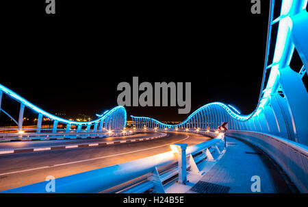 Dubaï, Émirats arabes unis, 23 Septembre 2016 : pont Meydan en dehors de Meydan race track, illuminé la nuit Banque D'Images