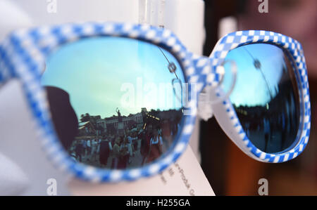 Munich, Allemagne. 29Th Sep 2016. La statue de la Bavière se reflète en bleu et blanc lunettes de soleil qui sont en vente à Munich, Allemagne, 23 septembre 2016. La 183ème Oktoberfest a lieu du 17 septembre au 03 octobre 2016. Photo : FELIX HOERHAGER/dpa/Alamy Live News Banque D'Images