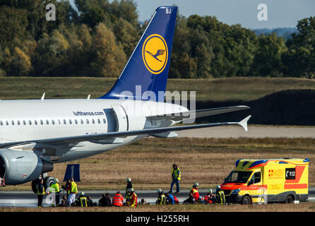 Hamburg, Allemagne. Sep 24, 2016. Les équipes de sauvetage de l'incendie, protection civile, Croix Rouge allemande, et l'aéroport percer l'évacuation des passagers d'un avion à l'aéroport de Bremen, Allemagne, 24 septembre 2016. L'objet de forage à grande échelle, qui prend sur l'atterrissage d'urgence d'un avion, est la récupération rapide des blessés et leur transport vers les hôpitaux situés à proximité. Photo : JENS BUETTNER/dpa/Alamy Live News Banque D'Images