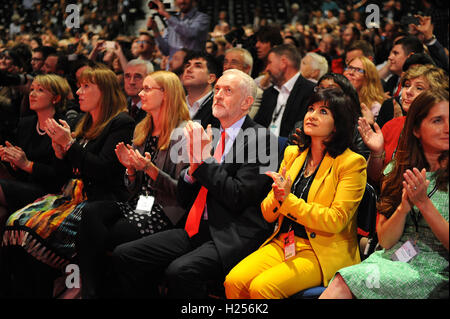 Liverpool, en Angleterre. 24 Septembre, 2016. Jeremy Corbyn (3L) et sa partenaire Laura Alvarez (2L), avant l'annonce du nouveau chef du parti travailliste à l'ACC Centre de conférence. La course au leadership impliqué neuf semaines de campagne entre leader travailliste Jeremy Corbyn et Owen Smith. C'est sa deuxième élection de leadership en un peu plus de douze mois et a été initié par la décision d'Angela Eagle à se tenir contre lui. Kevin Hayes/Alamy Live News Banque D'Images