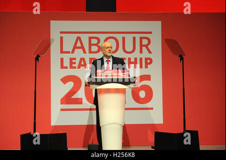 Liverpool, en Angleterre. 24 Septembre, 2016. Jeremy Corbyn, donne son premier discours après l'annonce de sa réélection en tant que nouveau chef du parti travailliste à l'ACC Centre de conférence. Monsieur le CorbynÕs la victoire suivie de 9 semaines de campagne contre les autres candidats, Owen Smith. C'est sa deuxième victoire de leadership en un peu plus de douze mois et a été initié par la décision d'Angela Eagle à se tenir contre lui. Kevin Hayes/Alamy Live News Banque D'Images