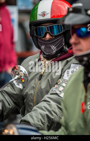 Clitheroe, UK. Sep 24, 2016. Les amateurs de scooter, mods, et les festivaliers arrivent dans le style à l'assemblée annuelle de l'événement "Mod Weekender". Crédit : Matthieu Fleming/Alamy Live News Banque D'Images