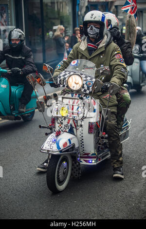 Clitheroe, UK. Sep 24, 2016. Les amateurs de scooter, mods, et les festivaliers arrivent dans un style et un panache de fumée, à l'assemblée annuelle de l'événement "Mod Weekender". Crédit : Matthieu Fleming/Alamy Live News Banque D'Images