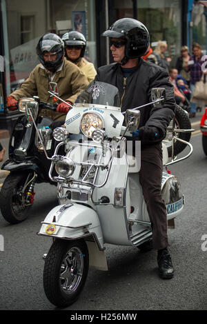 Clitheroe, UK. Sep 24, 2016. Les amateurs de scooter, mods, et les festivaliers arrivent dans le style à l'assemblée annuelle de l'événement "Mod Weekender". Crédit : Matthieu Fleming/Alamy Live News Banque D'Images