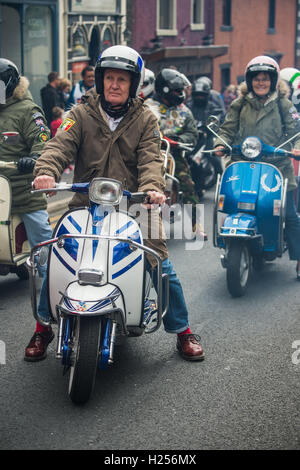 Clitheroe, UK. Sep 24, 2016. Les amateurs de scooter, mods, et les festivaliers arrivent dans le style à l'assemblée annuelle de l'événement "Mod Weekender". Crédit : Matthieu Fleming/Alamy Live News Banque D'Images