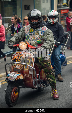 Clitheroe, UK. Sep 24, 2016. Les amateurs de scooter, mods, et les festivaliers arrivent dans le style à l'assemblée annuelle de l'événement "Mod Weekender". Crédit : Matthieu Fleming/Alamy Live News Banque D'Images