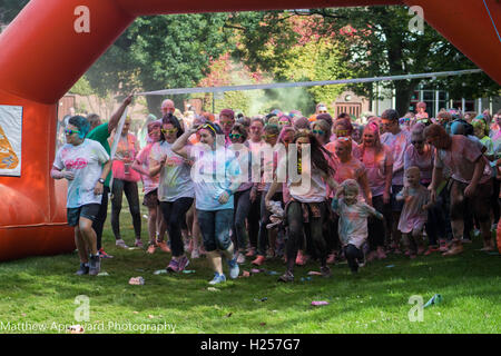 Hull, Royaume-Uni. 25 Septembre, 2016. Colombe Chambre Color Run, Crédit : Matthieu Appleyard/Alamy Live News Banque D'Images