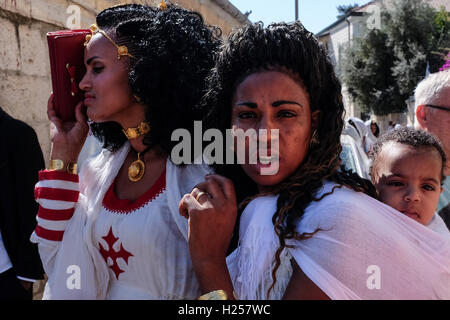 Jérusalem, Israël. Sep 24, 2016. Les Africains chrétiens, principalement de l'Éthiopie et l'Érythrée, convergent pour la prière le samedi, à la paroi en église éthiopienne composé, construit par étapes entre 1874 et 1901. Credit : Alon Nir/Alamy Live News Banque D'Images