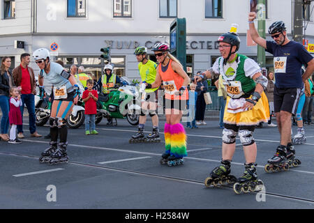 Berlin Allemagne, 24 septembre 2016. Rollers en ligne passent par Rosenthalerplatz au cours de l'assemblée annuelle de patinage à roues Crédit : marathon Eden Breitz/Alamy Live News Banque D'Images