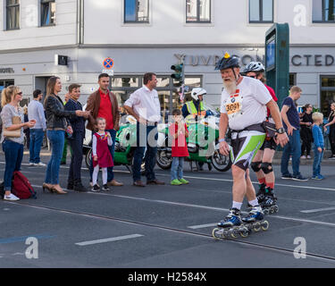 Berlin Allemagne, 24 septembre 2016. Rollers en ligne passent par Rosenthalerplatz au cours de l'assemblée annuelle de patinage à roues Crédit : marathon Eden Breitz/Alamy Live News Banque D'Images