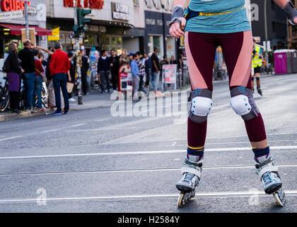 Berlin Allemagne, 24 septembre 2016. Rollers en ligne passent par Rosenthalerplatz au cours de l'assemblée annuelle de patinage à roues Crédit : marathon Eden Breitz/Alamy Live News Banque D'Images