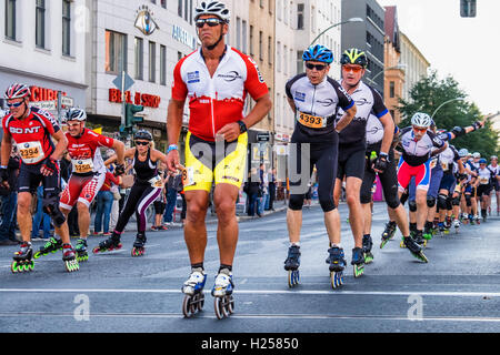 Berlin Allemagne, 24 septembre 2016. Rollers en ligne passent par Rosenthalerplatz au cours de l'assemblée annuelle de patinage à roues Crédit : marathon Eden Breitz/Alamy Live News Banque D'Images