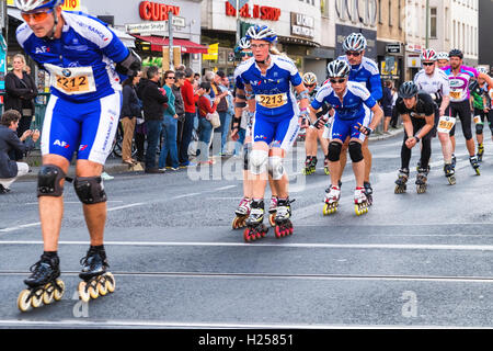 Berlin Allemagne, 24 septembre 2016. Rollers en ligne passent par Rosenthalerplatz au cours de l'assemblée annuelle de patinage à roues Crédit : marathon Eden Breitz/Alamy Live News Banque D'Images