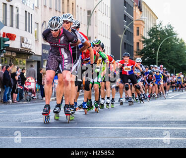 Berlin Allemagne, 24 septembre 2016. Rollers en ligne passent par Rosenthalerplatz au cours de l'assemblée annuelle de patinage à roues Crédit : marathon Eden Breitz/Alamy Live News Banque D'Images