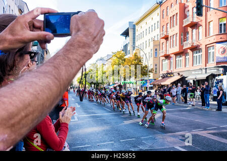 Berlin Allemagne, 24 septembre 2016. Rollers en ligne passent par Rosenthalerplatz au cours de l'assemblée annuelle de patinage à roues Crédit : marathon Eden Breitz/Alamy Live News Banque D'Images