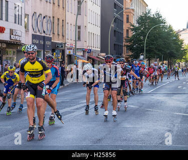 Berlin Allemagne, 24 septembre 2016. Rollers en ligne passent par Rosenthalerplatz au cours de l'assemblée annuelle de patinage à roues Crédit : marathon Eden Breitz/Alamy Live News Banque D'Images