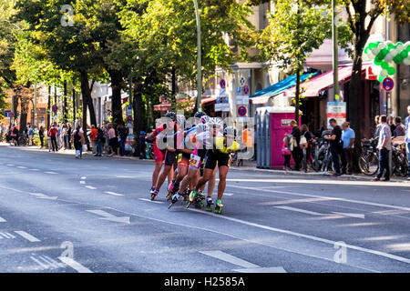 Berlin Allemagne, 24 septembre 2016. Rollers en ligne passent par Rosenthalerplatz au cours de l'assemblée annuelle de patinage à roues Crédit : marathon Eden Breitz/Alamy Live News Banque D'Images