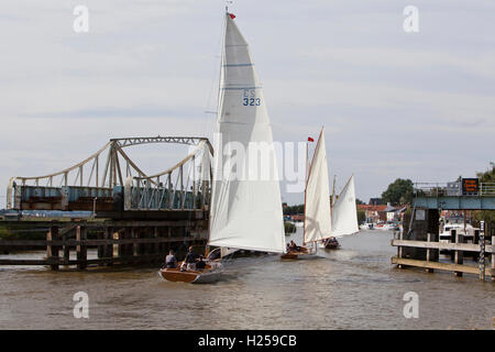 Norfolk Broads, UK. Sep 24, 2016. Voile de croisière sur la rivière La rivière Yare à Reedham racing dans la course annuelle organisée par la navigation de Yare Coldham Hall Club de voile. Sur la route, un cours qui peut prendre jusqu'à six heures, ils passent par le pont tournant Reedham victorien portant le Wherry Line de Lowestoft à Norwich, une étape dans la course, ils peuvent avoir au cercle d'avant en arrière jusqu'à ce qu'il puisse être ouvert. Credit : Adrian Buck/Alamy Live News Banque D'Images