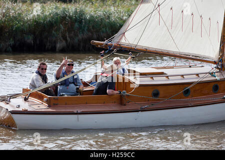 Norfolk Broads, UK. Sep 24, 2016. Voile de croisière sur la rivière La rivière Yare à Reedham racing dans la course annuelle organisée par la navigation de Yare Coldham Hall Club de voile. Sur la route, un cours qui peut prendre jusqu'à six heures, ils passent par le pont tournant Reedham victorien portant le Wherry Line de Lowestoft à Norwich, une étape dans la course, ils peuvent avoir au cercle d'avant en arrière jusqu'à ce qu'il puisse être ouvert. Credit : Adrian Buck/Alamy Live News Banque D'Images