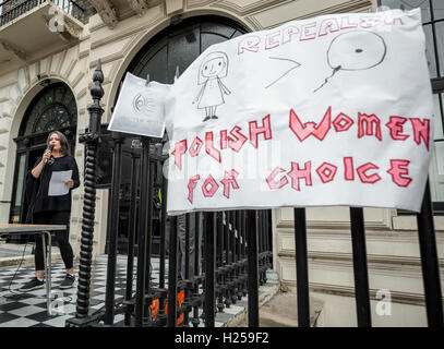 Londres, Royaume-Uni. 24 Septembre, 2016. Manifestation devant l'ambassade de Pologne à Londres contre la Pologne les législateurs de droite les pousser vers une quasi-interdiction totale de l'avortement en Pologne catholique dévotement Crédit : Guy Josse/Alamy Live News Banque D'Images