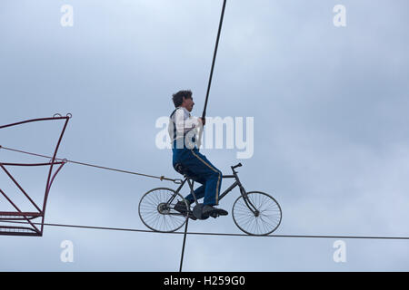 Popularité des chaussures élégantes, Harbourside Park, Poole, Dorset, UK. Sep 24, 2016. En l'air, une partie de l'intérieur projet, voit divers artistes présentant les foules avec une performance de cirque contemporain et de la musique contre un arrière-plan spectaculaire de la mer et du ciel - le Bullzini thrill famille les foules en Equilibrius highwire feats effectuée sur un 10m à pied fil 8 mètres du sol. Credit : Carolyn Jenkins/Alamy Live News Banque D'Images