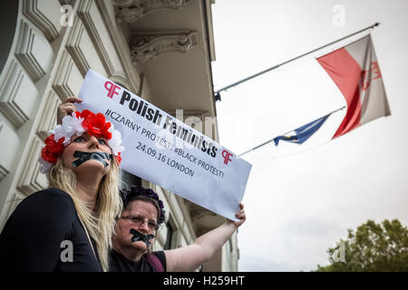 Londres, Royaume-Uni. 24 Septembre, 2016. Manifestation devant l'ambassade de Pologne à Londres contre la Pologne les législateurs de droite les pousser vers une quasi-interdiction totale de l'avortement en Pologne catholique dévotement Crédit : Guy Josse/Alamy Live News Banque D'Images