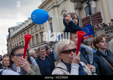 Varsovie, Pologne, en Pologne. Sep 24, 2016. Démonstration de KOD (Comité pour la défense de la démocratie) à Varsovie, Pologne. La protestation est contre le parti Droit et Justice (PiS) et contre la division de la société polonaise faite par le gouvernement. Les grandes figures de l'opposition polonaise et la démocratie comme combattants Adam Michnik et Leszek Balcerowicz étaient présents à la manifestation. Credit : Marcin Jamkowski/Aventure Photos/Alamy Live News Banque D'Images